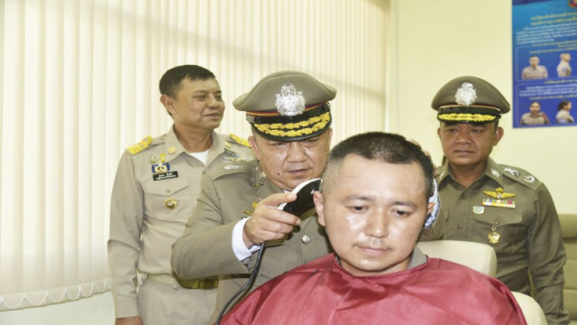 เป็นเกียรติอย่างยิ่ง! "ศรีวราห์" โชว์ลีลาตัดผมให้ จนท.ตำรวจท่องเที่ยว