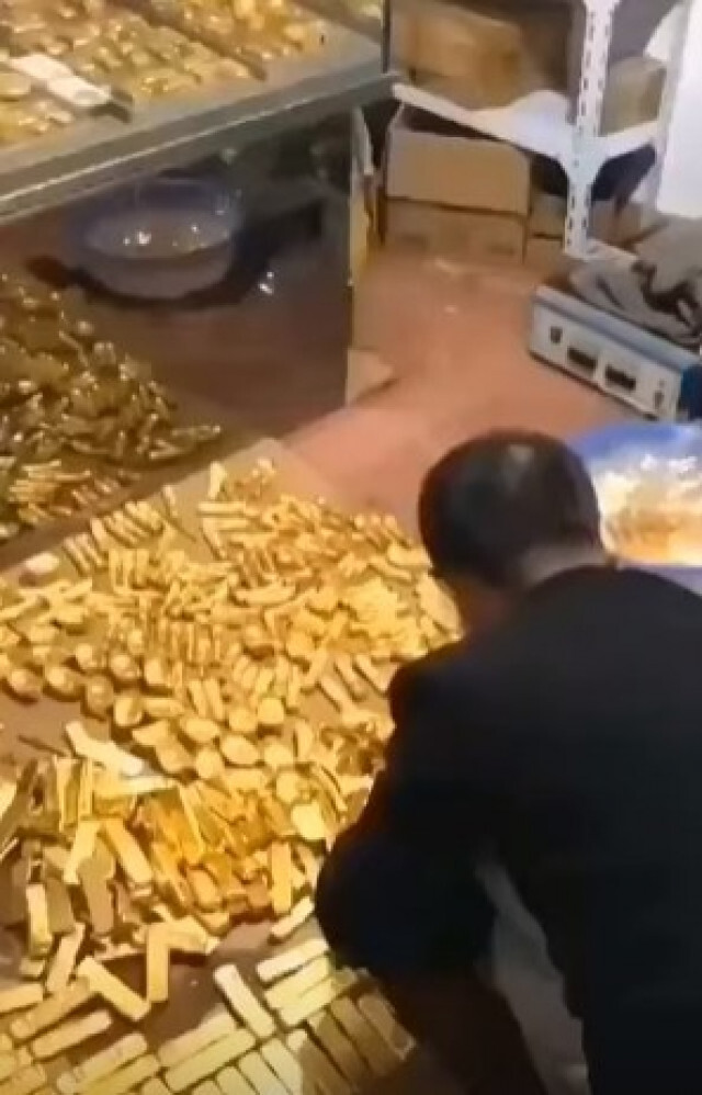 พบทองคำแท่ง-เงินพันล้าน ในบ้านอดีตนายกเทศมนตรีตานโซว
