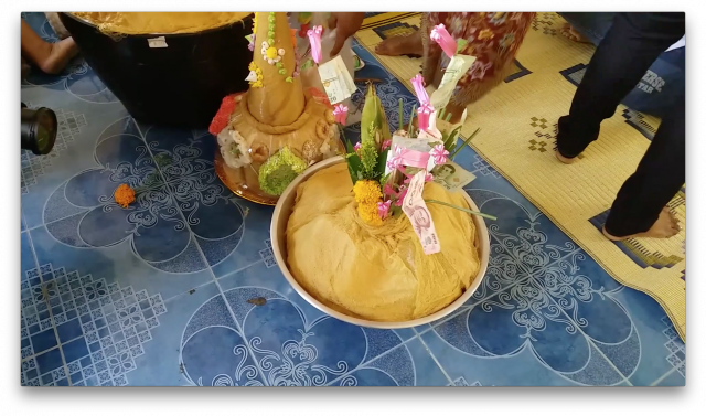 ชาวนครศรีธรรมราชยกหมรับใหญ่เข้าวัดทำบุญเดือนสิบประจำปี