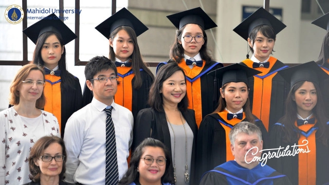 ชื่นมื่น!! "เฌอปราง BNK48" สวมชุดครุย ซ้อมรับปริญญาวันแรก