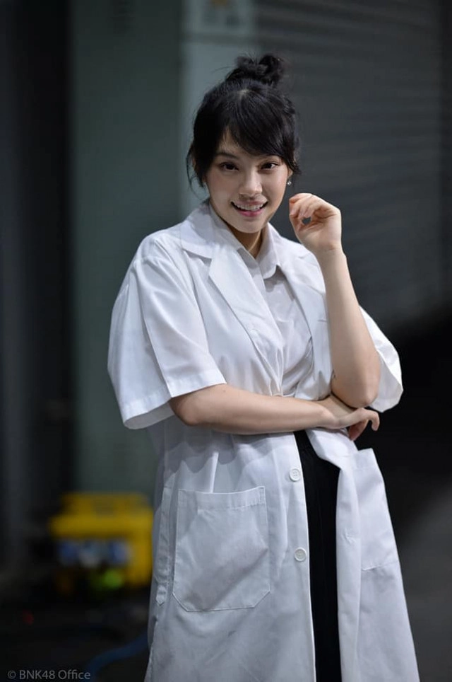 ชื่นมื่น!! "เฌอปราง BNK48" สวมชุดครุย ซ้อมรับปริญญาวันแรก