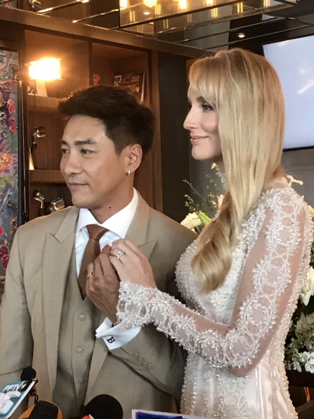 "บอย พิษณุ" ควง"อแมนด้า" ชื่นมื่นฉลองมงคลสมรสที่ไทย