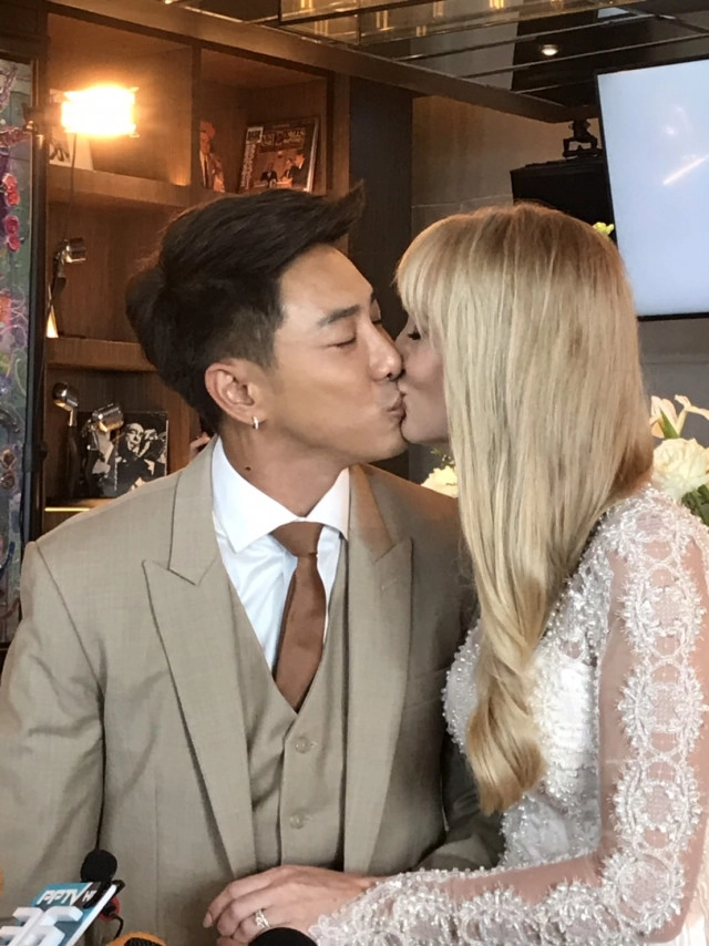 "บอย พิษณุ" ควง"อแมนด้า" ชื่นมื่นฉลองมงคลสมรสที่ไทย