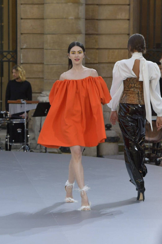 "ใหม่ ดาวิกา" สะกดทุกสายตา ในงาน Paris Fashion Week 2019