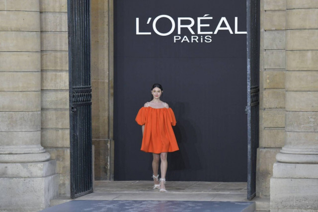 "ใหม่ ดาวิกา" สะกดทุกสายตา ในงาน Paris Fashion Week 2019