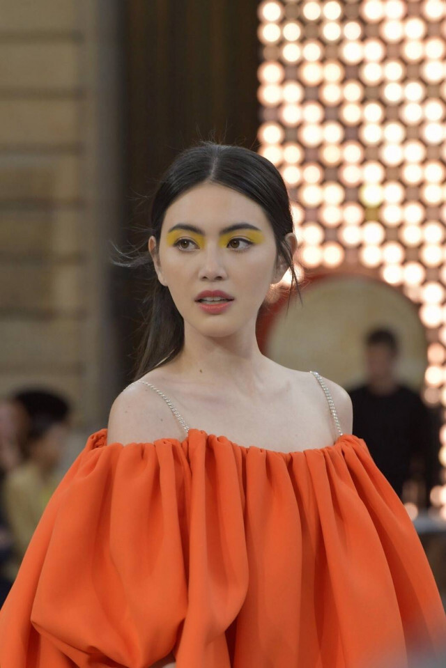 "ใหม่ ดาวิกา" สะกดทุกสายตา ในงาน Paris Fashion Week 2019