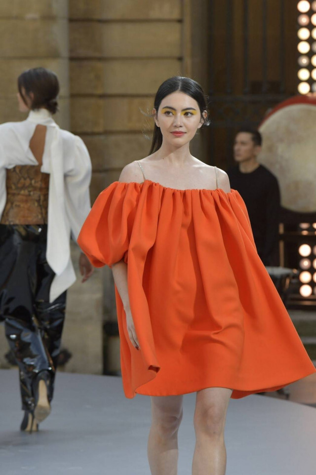 "ใหม่ ดาวิกา" สะกดทุกสายตา ในงาน Paris Fashion Week 2019