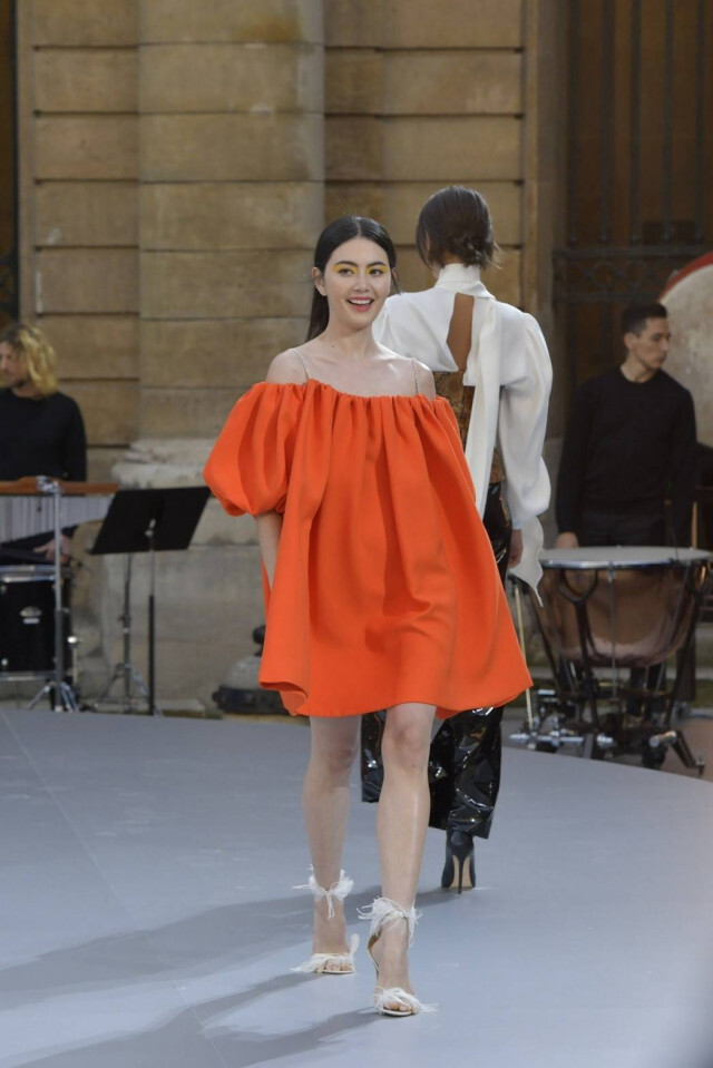 "ใหม่ ดาวิกา" สะกดทุกสายตา ในงาน Paris Fashion Week 2019