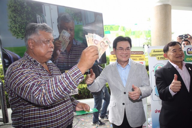 จุรินทร์เป็นประธานจ่ายเงินส่วนต่างประกันรายได้ปาล์มงวดแรก