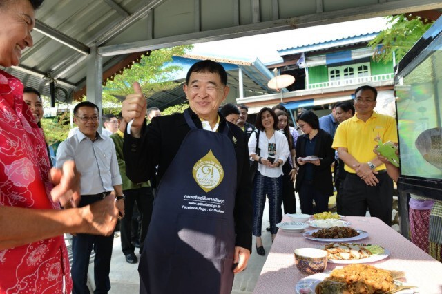 วีรศักดิ์นำทีมดูกระบวนการผลิตสินค้าจีไอ