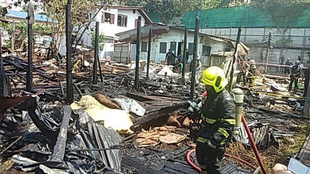 ไฟไหม้บ้านชุมชนหัวไผ่ หนุ่มใหญ่ดับ!