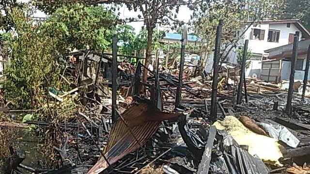 ไฟไหม้บ้านชุมชนหัวไผ่ หนุ่มใหญ่ดับ!