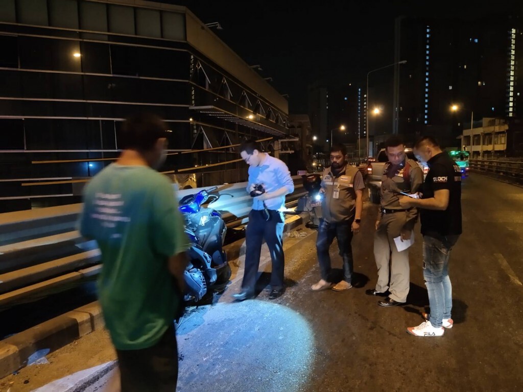 หนุ่มซิ่งจยย.หนีด่านพลาดชนเสาราวสะพานข้ามแยกคลองตันดับ