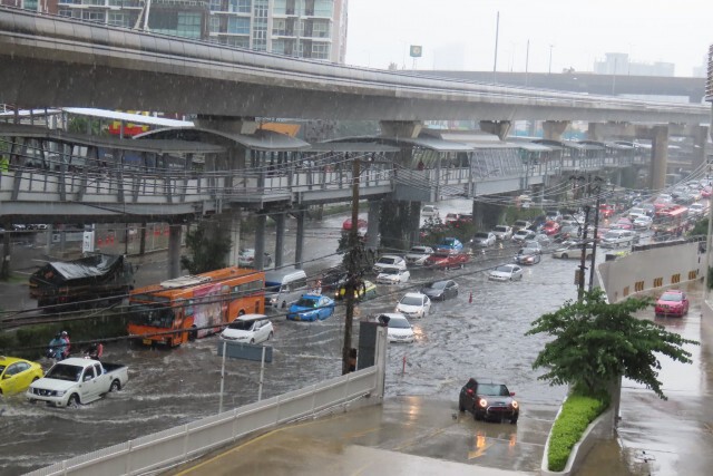 ฝนถล่มกรุง!! เสก "บางนา" เมืองบาดาล