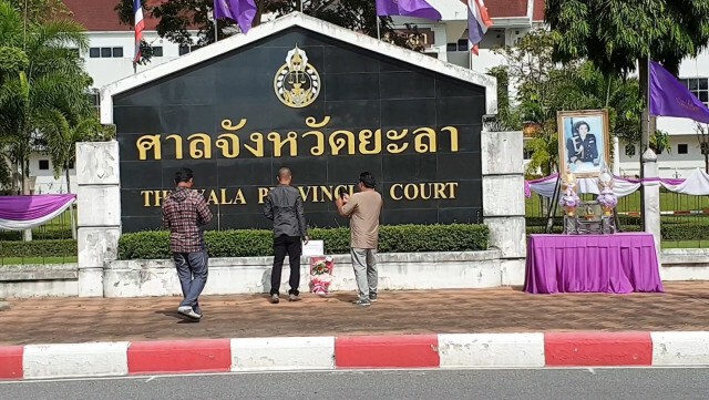ชาวยะลา นำดอกไม้ วางหน้าป้ายศาลจังหวัดยะลา
