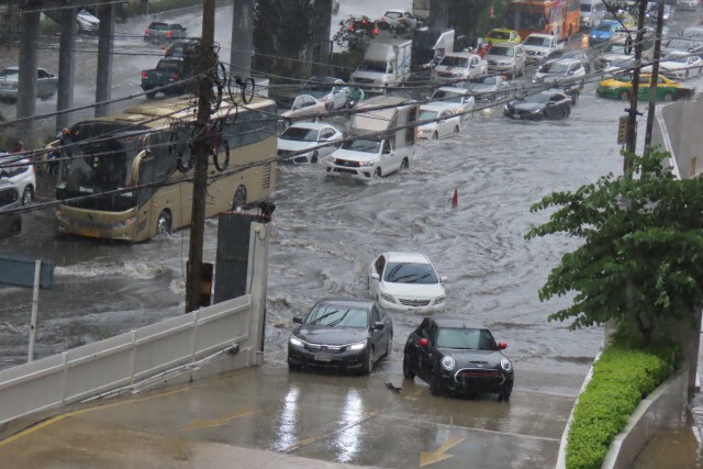 ฝนถล่มกรุง!! เสก "บางนา" เมืองบาดาล