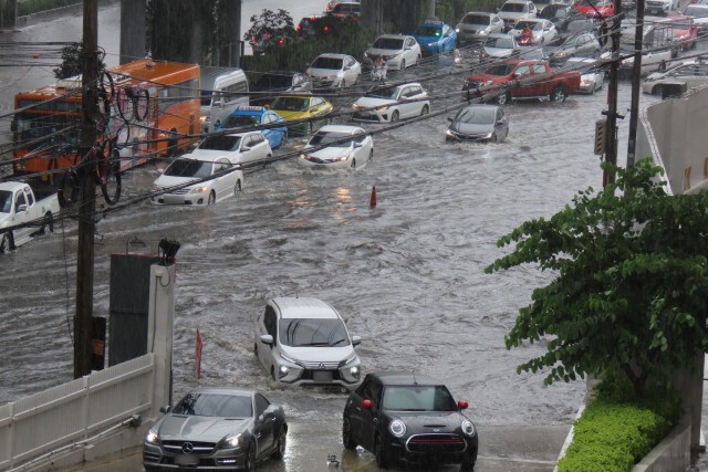ฝนถล่มกรุง!! เสก "บางนา" เมืองบาดาล