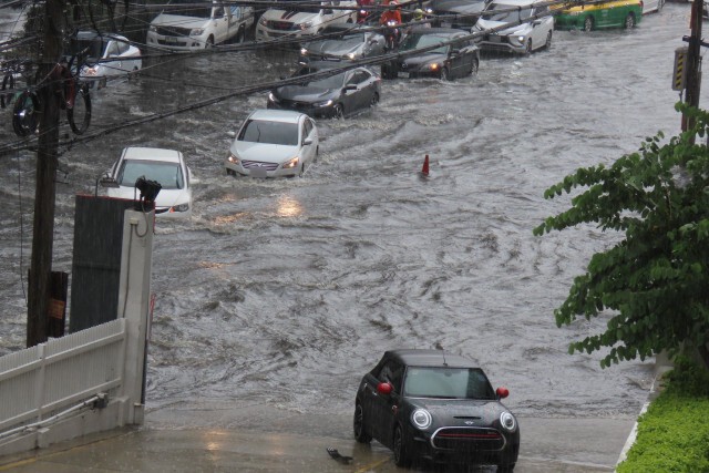 ฝนถล่มกรุง!! เสก "บางนา" เมืองบาดาล
