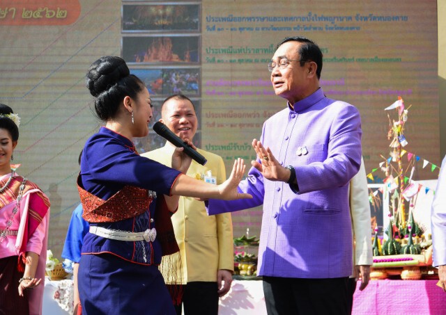 "บิ๊กตู่"รำวง ชวนทอดกฐินปลอดเหล้า เตือนนักดื่มเลิกเหตุเป็นโรคหายช้าไม่ตายง่ายๆ