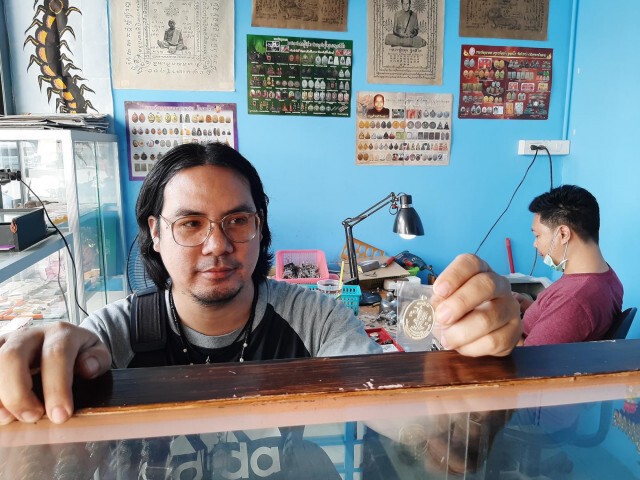 ดังกระฉ่อน! เหรียญ "หลวงปู่เค็ม" เจ้าของร้านเผยมีคนมาขอเช่าบูชาราคาแพง