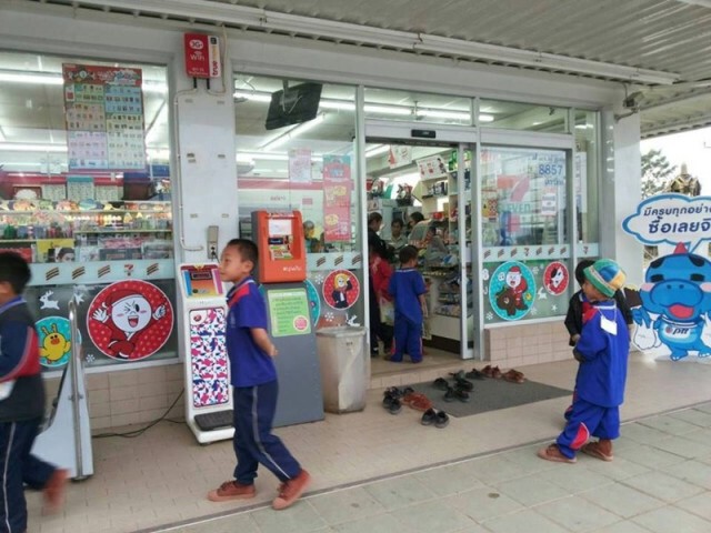 แห่แชร์! "หนูน้อยม้งบนดอย" ถอดรองเท้าไว้หน้าเซเว่นฯ ก่อนเข้าไปซื้อของ