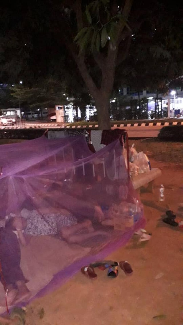 ชาวเน็ตสงสาร! ผู้ป่วยมะเร็งและญาติ นอนกางมุ้ง ปูเสื่อ เพื่อรอเข้ารับการรักษา
