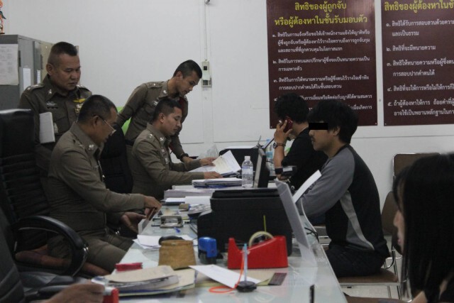 โดน 3 ข้อหา! หนุ่มหัวร้อน ถือมีดขู่ ถุยน้ำลายใส่ เหตุปาดเข้าซอย