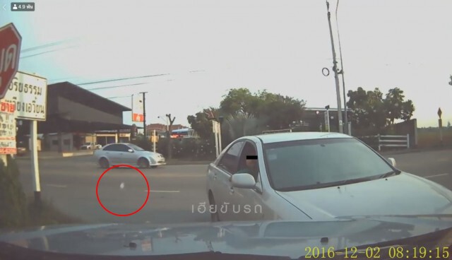 โดน 3 ข้อหา! หนุ่มหัวร้อน ถือมีดขู่ ถุยน้ำลายใส่ เหตุปาดเข้าซอย