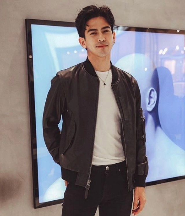 ชาวเน็ต! ตั้งกระทู้ในเว็บไซต์ชื่อดัง "ปฏิทินช่องสาม" ปีนี้ ทำไมถึงไร้เงาพระเอก-นางเอกบางคนในช่อง