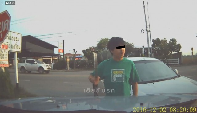 "ถอยไป!" หนุ่มหัวร้อนถือมีดขู่คนแก่ ถุยน้ำลายใส่รถ เหตุปาดเข้าซอย..