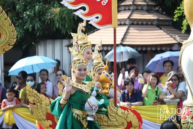 ประเพณีรับบัว สักการะหลวงพ่อโต