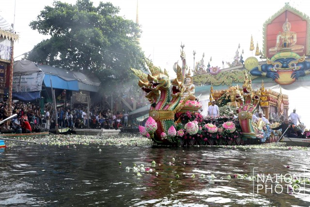 ประเพณีรับบัว สักการะหลวงพ่อโต
