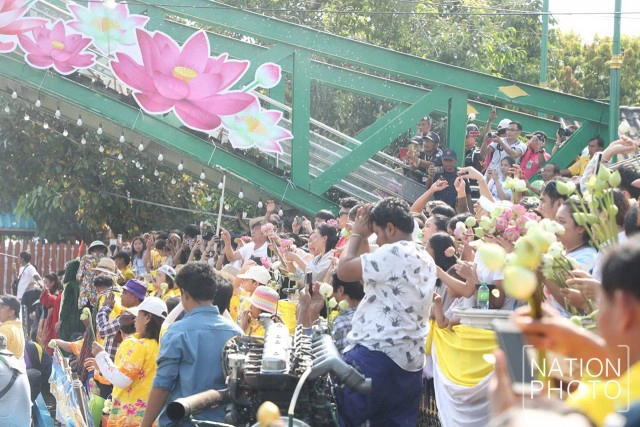 ประเพณีรับบัว สักการะหลวงพ่อโต