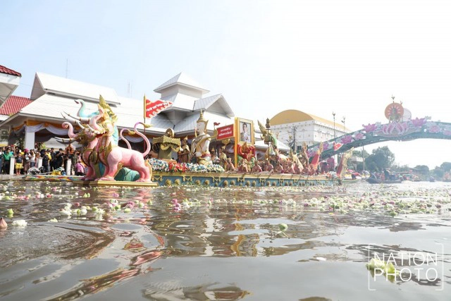 ประเพณีรับบัว สักการะหลวงพ่อโต
