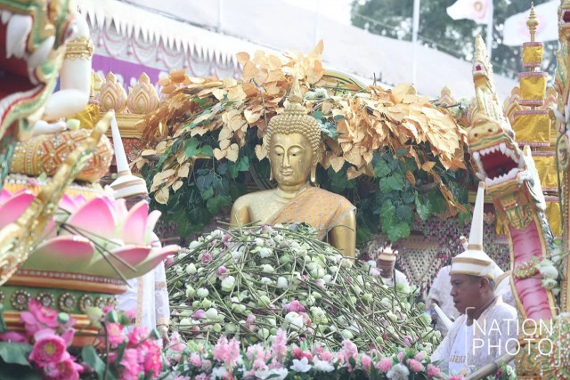 ประเพณีรับบัว สักการะหลวงพ่อโต