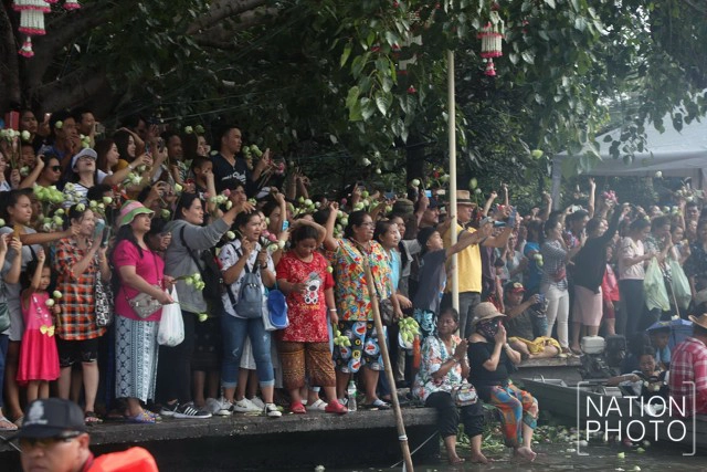 ประเพณีรับบัว สักการะหลวงพ่อโต