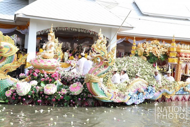 ประเพณีรับบัว สักการะหลวงพ่อโต