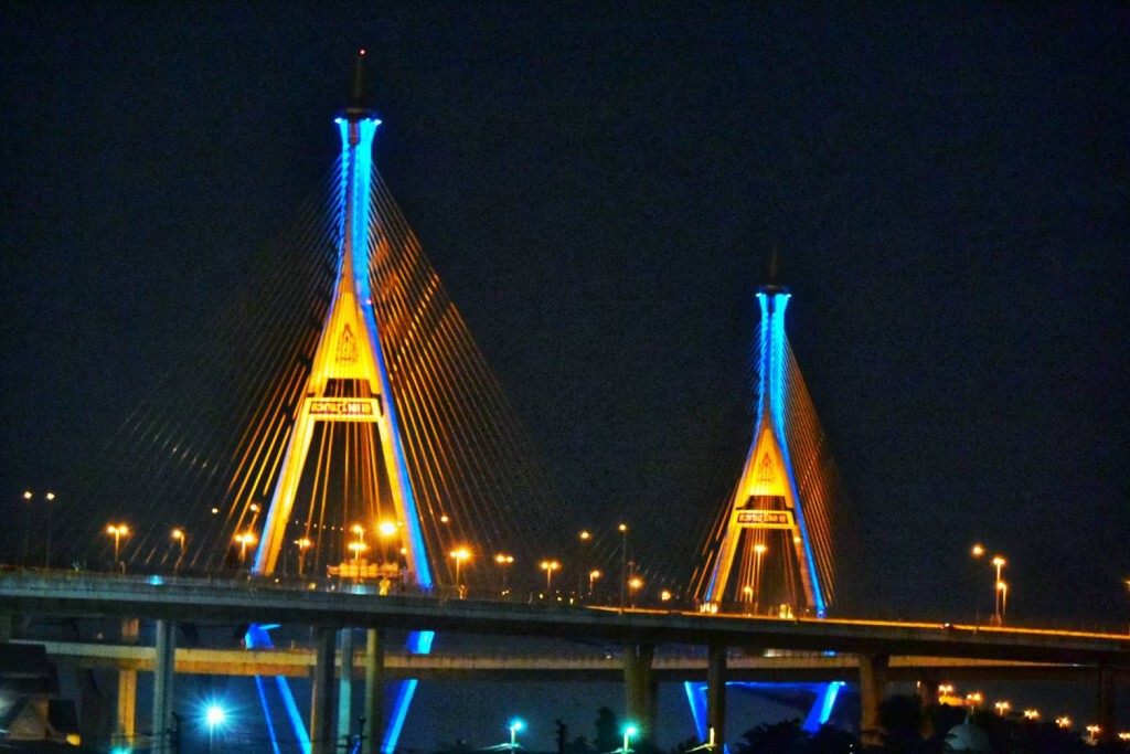 ทางหลวงชนบทเปิดไฟประดับสะพานข้ามแม่น้ำเจ้าพระยาเฉลิมพระเกียรติ ร.10