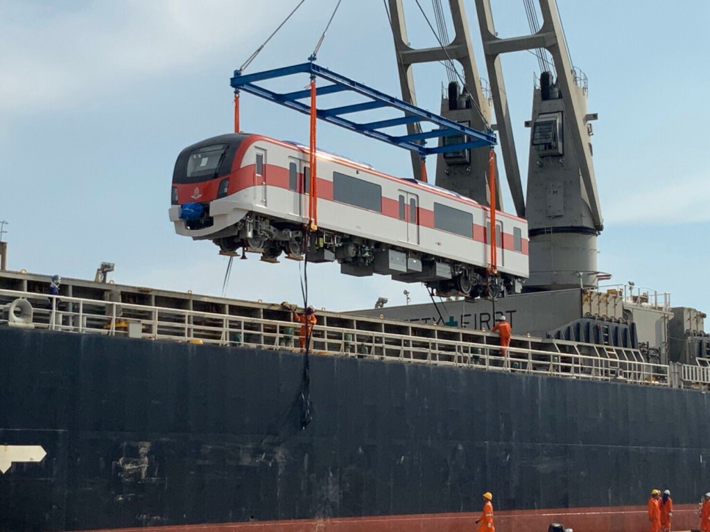 'รถไฟฟ้าสายสีแดง' 2 ขบวนแรกถึงไทยแล้ว