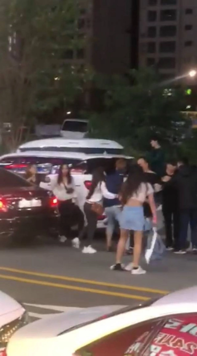 โซเชียลวิจารณ์ยับ! สาวไทยรุมตบไกลถึงเกาหลีลั่น "นี่ผั....หนู"