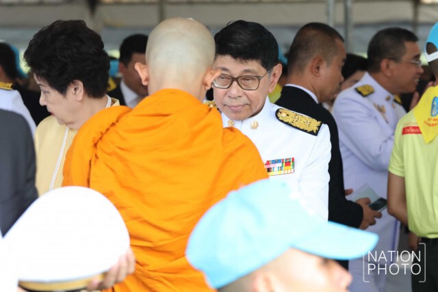 "นายกฯ"นำทำบุญตักบาตรเนื่องในวันคล้ายวันสวรรคต "ร.9"