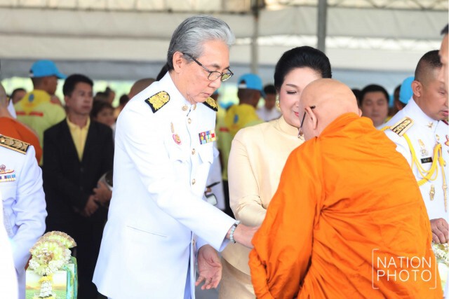 "นายกฯ"นำทำบุญตักบาตรเนื่องในวันคล้ายวันสวรรคต "ร.9"