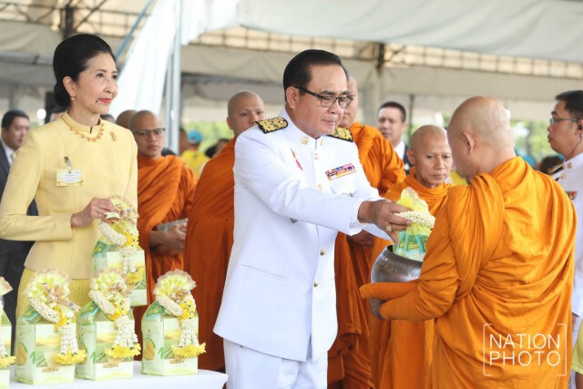 "นายกฯ"นำทำบุญตักบาตรเนื่องในวันคล้ายวันสวรรคต "ร.9"