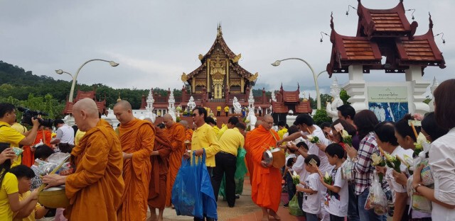 รองผู้ว่าฯ นำประชาชนนับพันตักบาตรเทโว