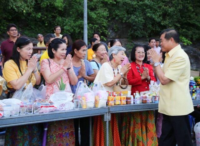 มท.2 ประธานเปิดงานประเพณีลากพระ - ตักบาตรเทโว
