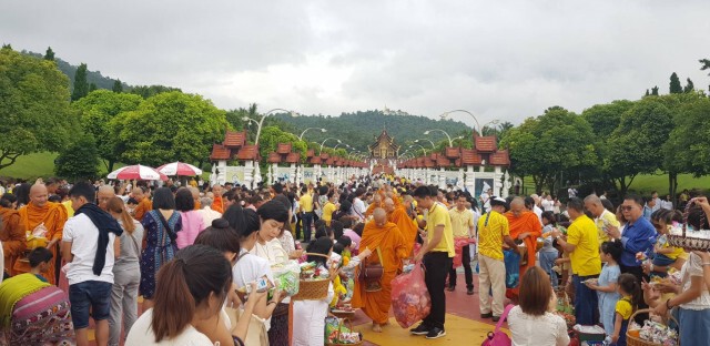 รองผู้ว่าฯ นำประชาชนนับพันตักบาตรเทโว