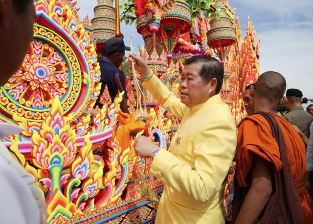 มท.2 ประธานเปิดงานประเพณีลากพระ - ตักบาตรเทโว
