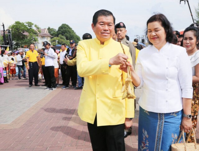 มท.2 ประธานเปิดงานประเพณีลากพระ - ตักบาตรเทโว