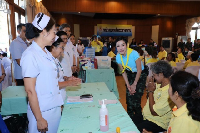 โปรดเกล้าฯ "เจ้าคุณพระสินีนาฏ" ตรวจเยี่ยมจิตอาสา บริเวณเขื่อนเจ้าพระยา จ.ชัยนาท