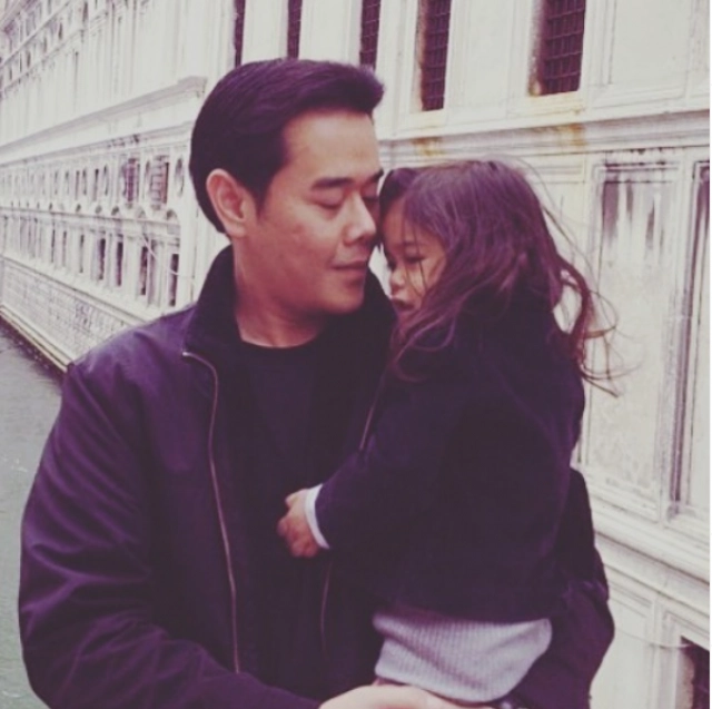 "เป๊ก สัณชัย" โพสต์รูปสมัยตนใส่เครื่องแบบคู่ "ลุงตู่" พร้อมแคปชั่นเด็ด!